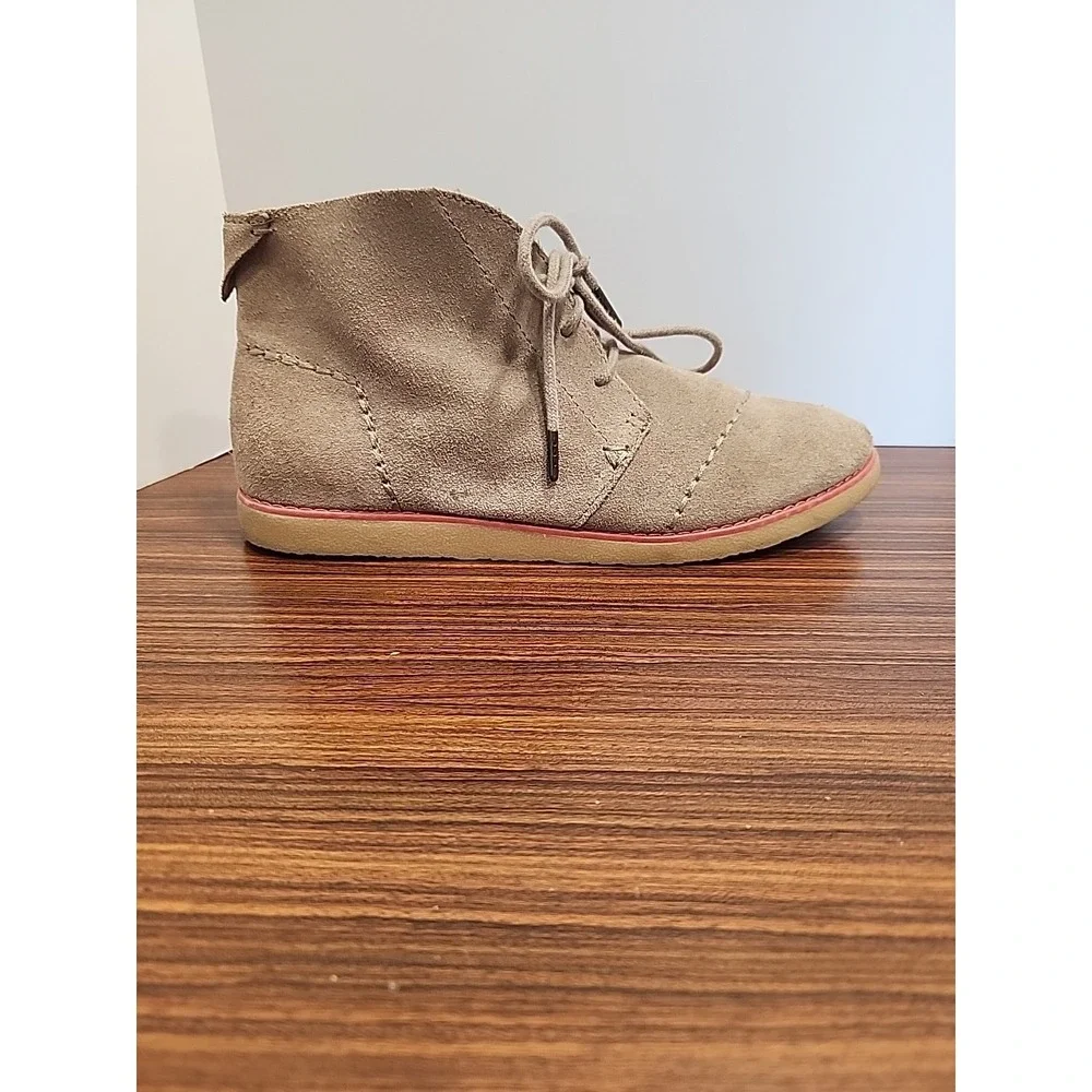 TOMS Boots Womens 7.5‎ Mateo Three Eye Desert Chukka Boot Beige Suede Lace Up